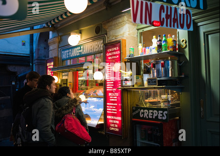 Menschen beim Einkaufen für Waffeln und Glühwein, Weihnachtszeit, Straßburg, Elsass, Frankreich Stockfoto