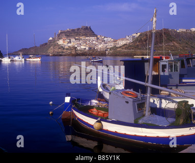 Blick von der alten Stadt Castelsardo vom Angeln Bootshafen auf der Insel Sardinien Stockfoto