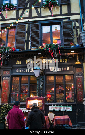 Pärchen, die sich die Menüliste einer Wein- und Bierbar ansehen, Weihnachtszeit, Straßburg, Elsass, Frankreich, Europa Stockfoto