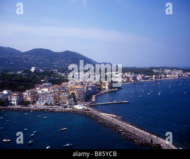 Blick vom Castello Aragonese zeigt den Causeway zu Ischia Stadt auf der Insel Ischia im Golf von Neapel Stockfoto