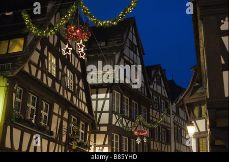 Fachwerkhäuser, Weihnachtszeit, leere Straße, niemand, La Petite France Bezirk, Straßburg, Elsass, Frankreich, Europa Stockfoto