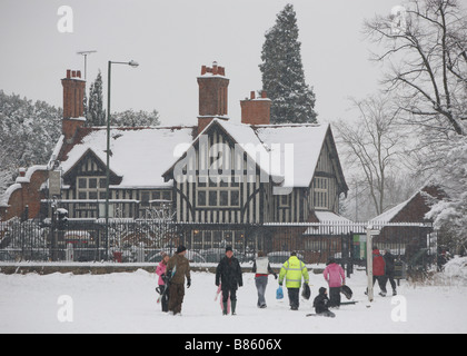 Riesige Menge an Schnee fallen im London Borough of Richmond upon Thames im Februar 2009. Stockfoto