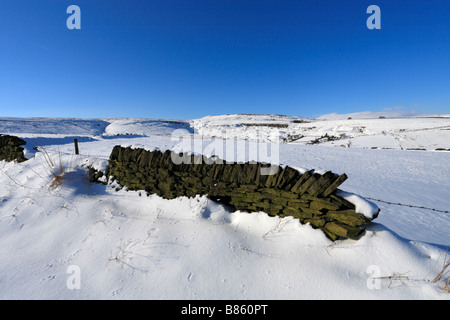 Winter Blick auf royd Kante und West Nab, Meltham in der Nähe von Hereford, West Yorkshire, Peak District National Park, England, UK. Stockfoto