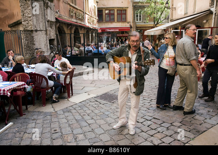 Straßenkünstler unterhalten Restaurants Kunden und Besucher in Place Neuve im Bereich der historischen Lyon Saint Jean Stockfoto