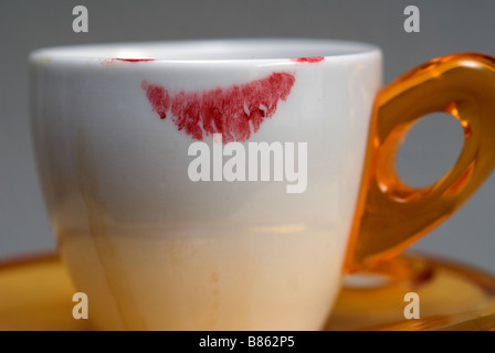 Lippenstift-Marke auf eine Kaffeetasse Stockfoto