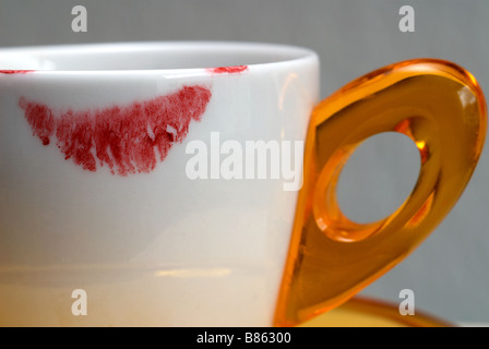 Lippenstift-Marke auf eine Kaffeetasse Stockfoto