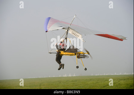 Pilot landet in einem Motor angetriebene hanglider Stockfoto