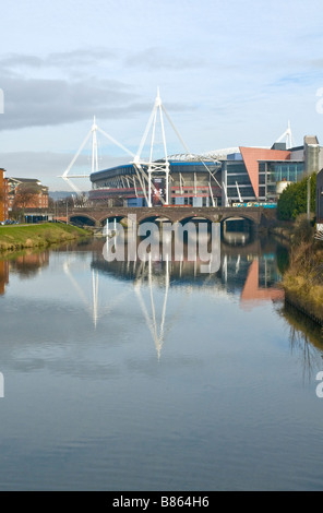 Wales Millennium Stadium aus dem Fluss Taff Cardiff Stockfoto