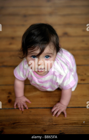 Ein kleines Mädchen, kriechen. Stockfoto