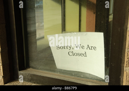 Leider haben wir geschlossen Schild an einer geschlossenen Buchhandlung in Lansing, Michigan USA Stockfoto