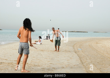 Israel Tel Aviv zwei junge Männer spielen mit einem Schläger und Ball AKA Matkot am Strand Stockfoto