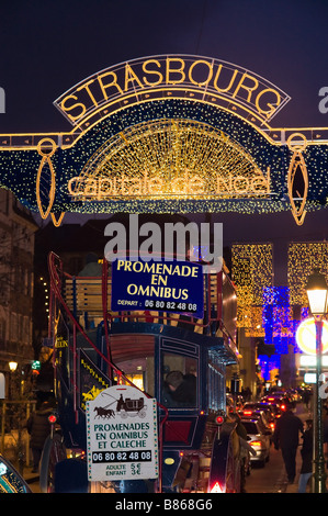 Horse-drawn Omnibus und Weihnachten Dekoration Zeichen, Straßburg, Elsass, Frankreich, Europa Stockfoto