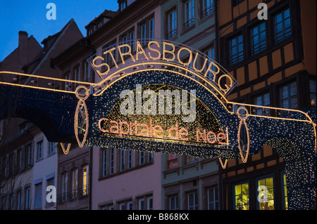 Weihnachts-Dekoration zu unterzeichnen, in der Abenddämmerung, Straßburg, Elsass, Frankreich Stockfoto