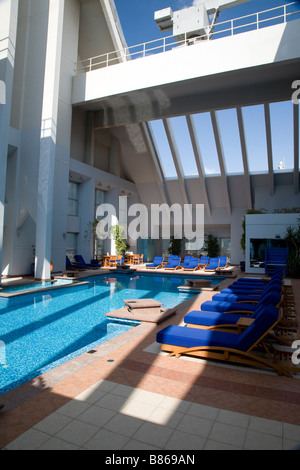 INDOOR / OUTDOOR DACH SCHWIMMBAD DUSIT HOTEL VEREINIGTE ARABISCHE EMIRATE DUBAI Stockfoto