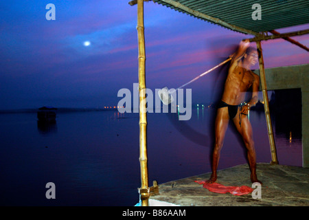 Ein indischer Ringer Übungen an den Ufern des Flusses Ganges in der Heiligen Stadt Varanasi in Indien Stockfoto