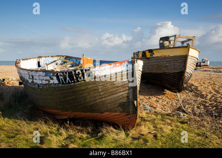 Zwei verlassene zerstörte Fischerboote auf dem Dungeness Schindel Ufer in Kent, UK Stockfoto