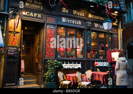 Wein und Bier-Bar in der Abenddämmerung, Weihnachtszeit, Straßburg, Elsass, Frankreich Stockfoto