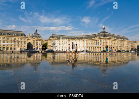 Miroir d Eau, setzen Sie De La Bourse, Bordeaux, Gironde, Frankreich Stockfoto