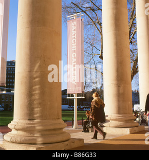 Frau wandern und Säulen vor dem Eingang zum Saatchi Art Gallery in Chelsea London England UK KATHY DEWITT Stockfoto
