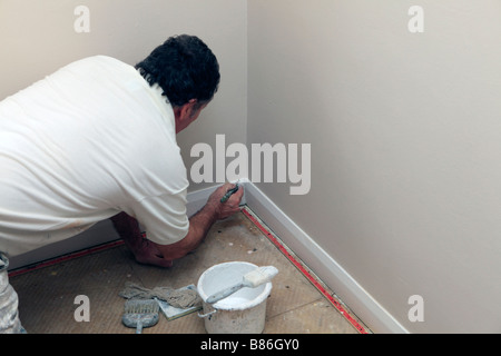 Vereinigtes Königreich ein Dekorateur bei der Arbeit in einem Privathaus Stockfoto