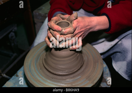 Japan, Präfektur Tochigi, Mashiko, Keramik, Töpferrad aus nächster Nähe Stockfoto