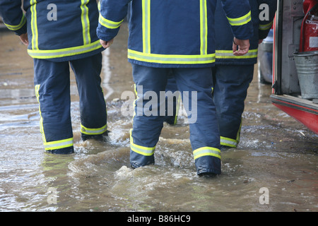 die Feuerwehr hilft Pumpe Wasser aus einem überschwemmten Pub in Hertford, platzen Hertfordshire nach einem Fluss seiner bank Stockfoto