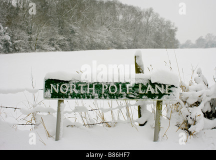 Eine schneebedeckte Straßenschild "North Pole Lane" in Keston, Greater London, nachdem die schwersten Schneefälle seit 18 Jahren. Stockfoto