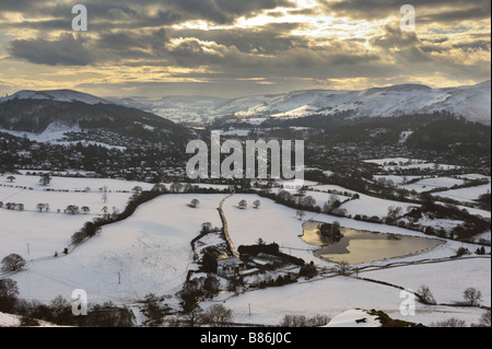 Die Shropshire Stadt der Kirche Stretton im Schnee, gesehen von Caer Caradoc Hügel, spät an einem Winternachmittag. Stockfoto