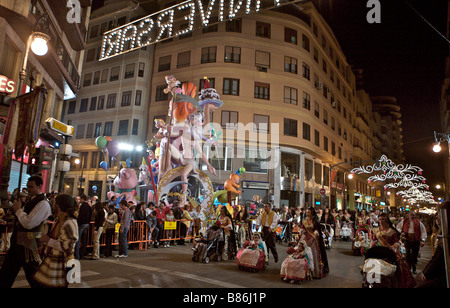 Nachtschwärmer in traditioneller Kleidung während Festival Las Fallas in Valencia, Spanien Stockfoto