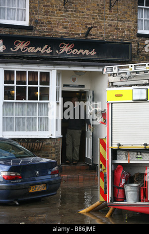 die Feuerwehr hilft Pumpe Wasser aus einem überschwemmten Pub in Hertford, platzen Hertfordshire nach einem Fluss seiner bank Stockfoto