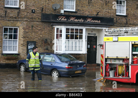 die Feuerwehr hilft Pumpe Wasser aus einem überschwemmten Pub in Hertford, platzen Hertfordshire nach einem Fluss seiner bank Stockfoto