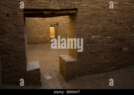 T-förmige Eingang im Pueblo Bonito, Chaco Culture National Historical Park, Nageezi, NM, Samstag, 15. März 2008. Stockfoto