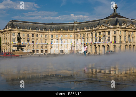 Miroir d Eau, setzen Sie De La Bourse, Bordeaux, Gironde, Frankreich Stockfoto