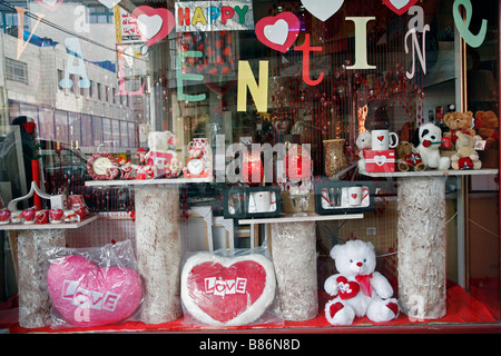 Valentinstag-Anzeige im Fenster eines Ladens in der Palestinan Stadt Ramallah. Stockfoto