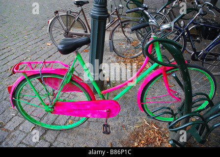 zahlreiche Fahrräder geparkt im Heck-Fahrradträger Stockfoto