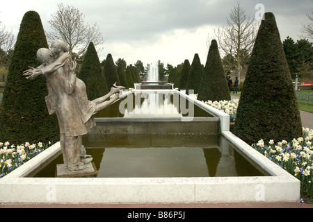 Statue und Wasser-Funktion im Keukenhof Gärten, Holland Stockfoto