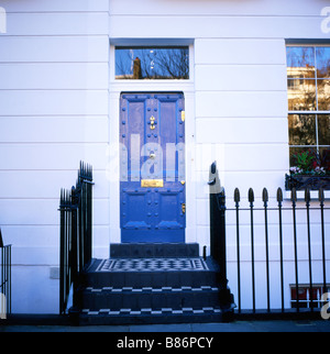 Blaue Eingangstür in der Nähe von Kings Road Chelsea London England UK KATHY DEWITT Stockfoto