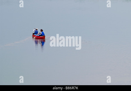 Kanuten auf River Wye Springer-in offenen Kanu UK Stockfoto