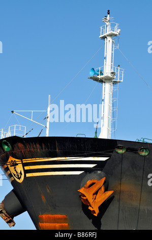 Impressum-Licht am Bug des Schiffes zeigt Leiter Suche Uhr Bereich Lautsprecher rostigen Anker Howser und schwarzen Rumpf Stockfoto