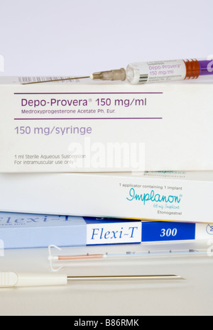 Depo-Provera Injektion, eine kupferne intrauterine Vorrichtung und ein Implanon Implantat alle verwendet für weibliche Langzeitverhütung Stockfoto