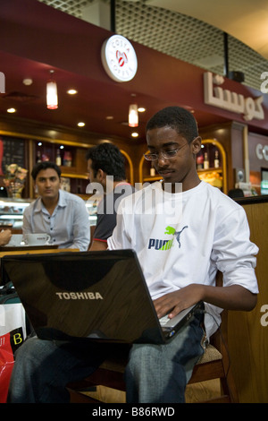 Flugreisenden funktioniert am Laptop in der Abflughalle des Bahrain international Airport. (45) Stockfoto