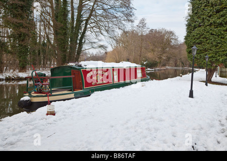 Ein Kanal Lastkahn im Schnee gebunden bis zu stellen am Ufer des Flusses Wey Stockfoto