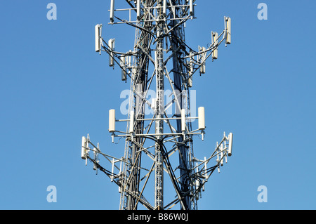 Handy Antennen auf Handy Turm gegen den blauen Himmel USA Stockfoto