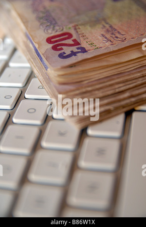 Ein Stapel / Haufen von £20 Stirling Banknoten, verwendeten Notizen (Währung Geld) verwendet. Stockfoto