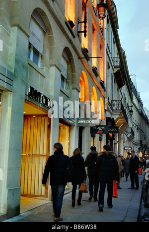 Paris Frankreich, Luxuseinkauf 'Rue Saint Honore' 'Jimmy Choo' Old French Storefront, Schaufensterszene, Prestige Verbraucher, geschäftige Straßenszene Pariser Stockfoto
