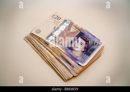 Ein Stapel / Haufen von £20 Stirling Banknoten, verwendeten Notizen (Währung Geld) verwendet. Stockfoto