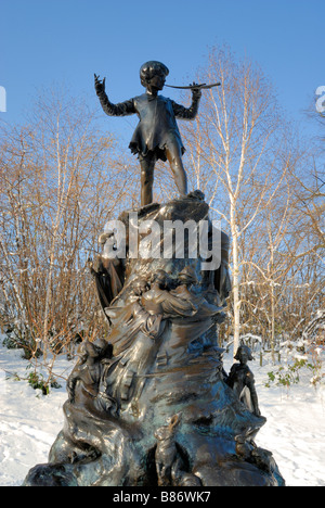 Peter Pan Statue, Kensington Gardens, London unter Schnee Stockfoto