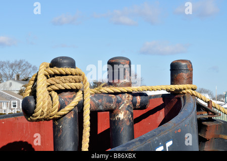 Alten Seil Linien abgebunden oder Sicherung der H-Bitt auf Bogen von einem Schlepper zum pier Stockfoto