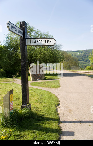 Wegweiser am Langollen Kanal-Becken durch das Pontcysyllte-Viadukt über den Fluss Dee von Llangollen, gebaut von Thomas Telford Stockfoto