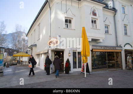 Zell am See Österreich EU Januar One Frau verlassen und einen Eintritt in ein Internet-Café in der verkehrsberuhigten Innenstadt Stockfoto